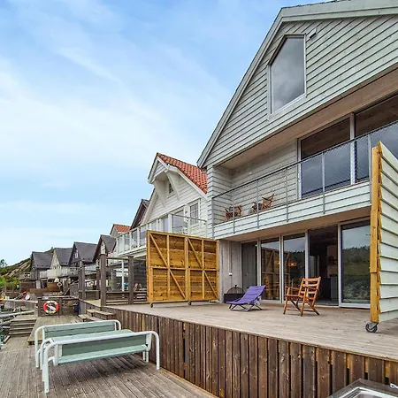 5 Bedroom Lovely In Urangsvag *